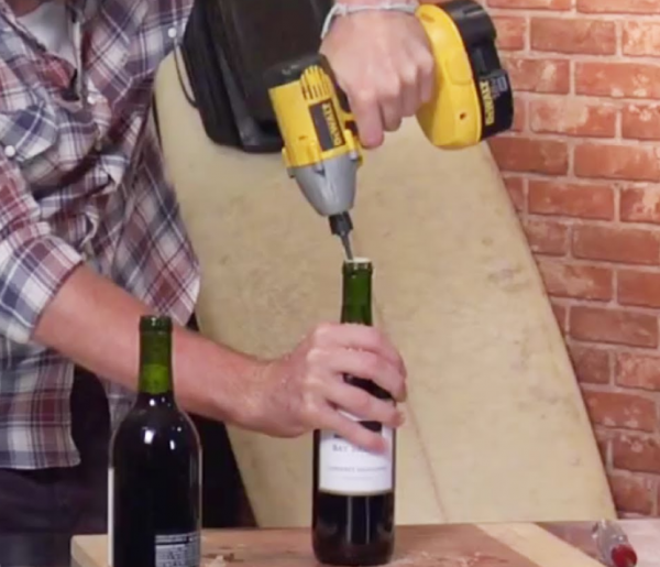 Käytä poraa Avaa viinipullo ilman korkkiruuveja